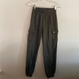 Pretty Little Thing size 4 elastic waist cargo jogger pant